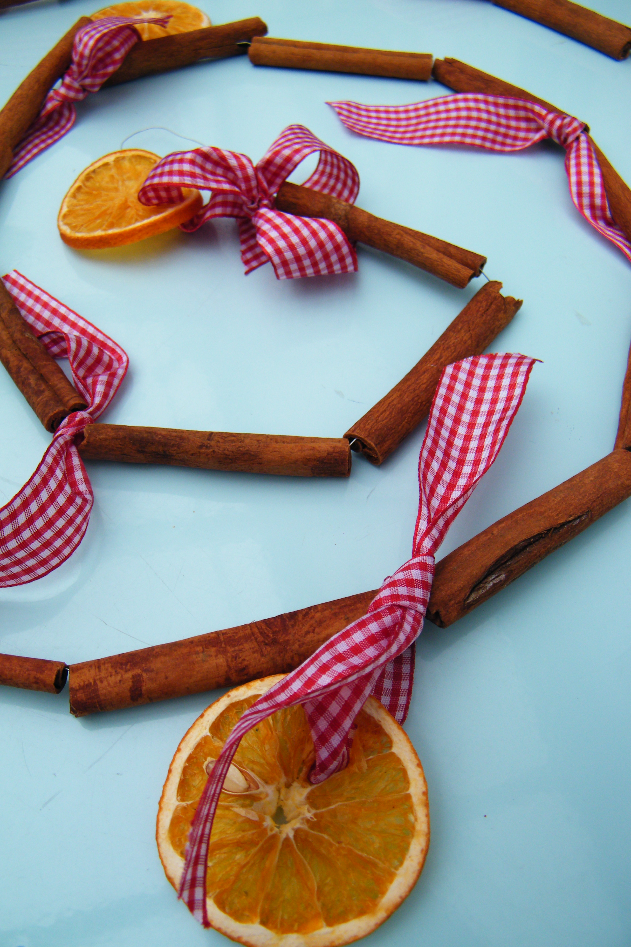 Seasonal dried flower crafts  Cinnamon stick garland 