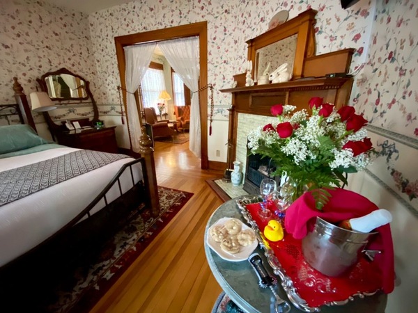 Holden House offers special romance packages including breakfast en suite