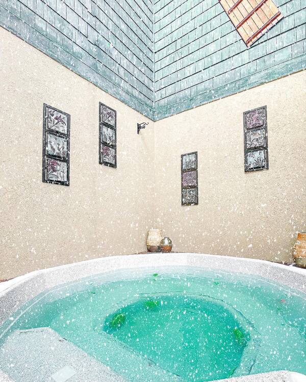 Frisco Inn on Galena hot tub in the snow