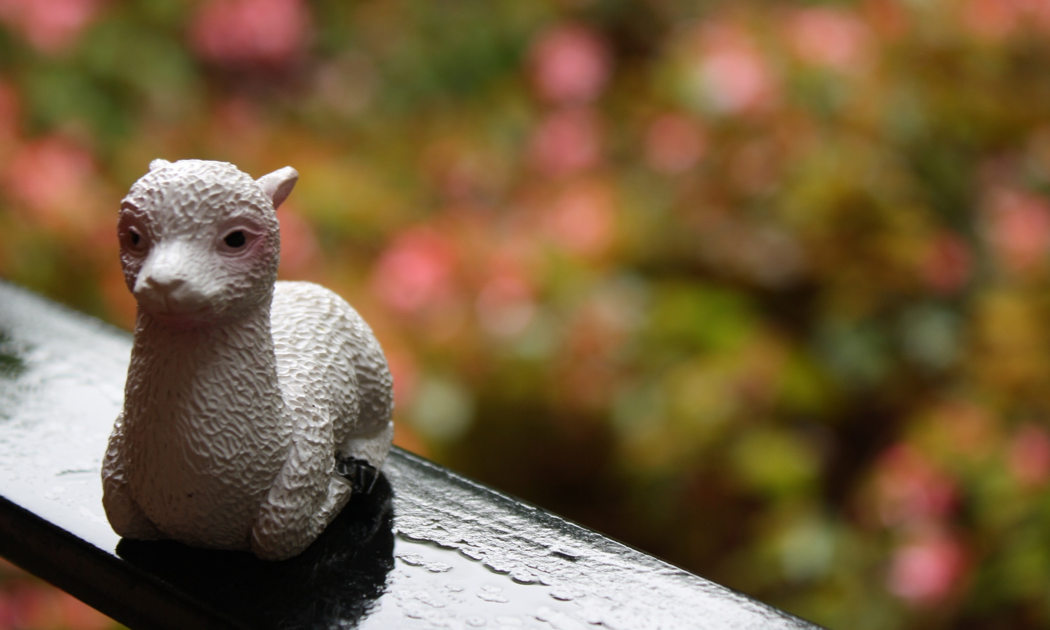 sitting alpaca figurine