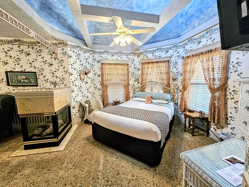 Private attached baths in every guest room at Holden House