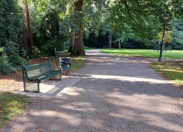 foto: groen bankje in een openbaar park