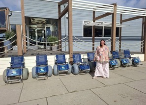Foto: strandrolstoelen uit Blankenberge op een rij.