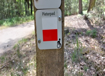 foto: markering Pieterpad voor Rollers op een paaltje