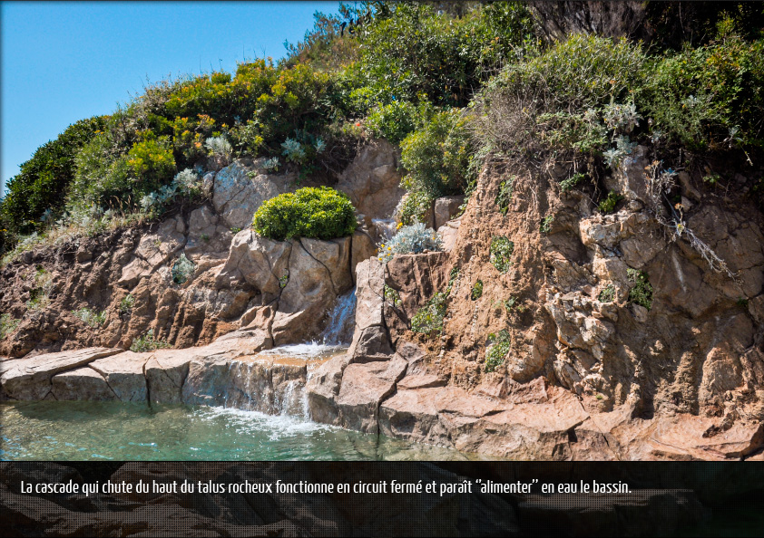 La cascade qui chute du haut du talus rocheux fonctionne en circuit fermé et parait ‘’alimenter’’ en eau le bassin.