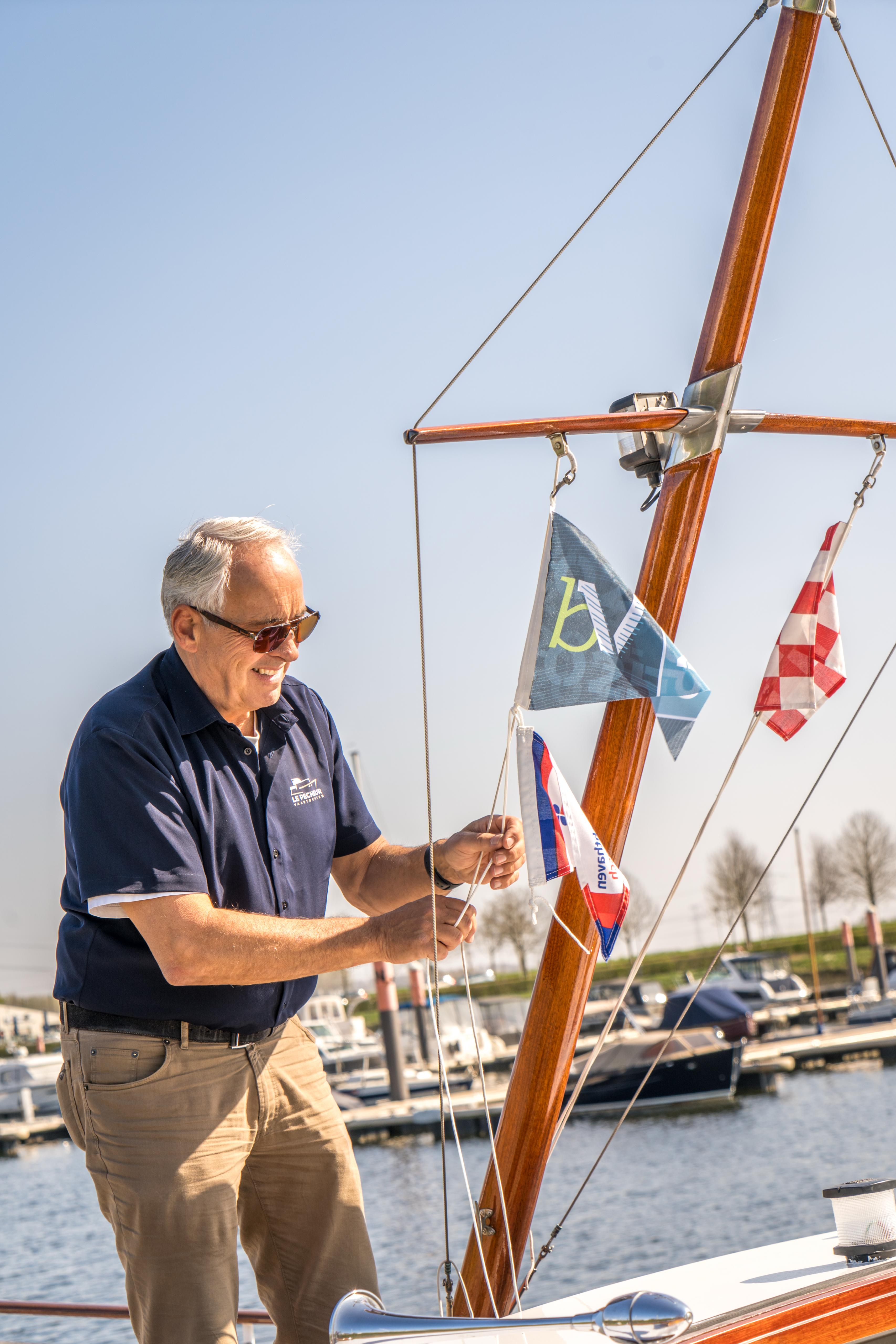 Peter hangt het Biesboschvaantje in de mast