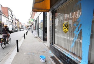 Het Vlaams-nationalistisch café De Schalmei in de Patersstraat heeft in de nacht van dinsdag op woensdag een kwak blauwe verf tegen zijn raam gekregen.