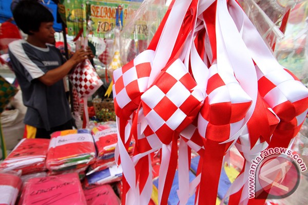 Kroepoek Happen en Blaaspijp schieten op de Pasar Indonesia 