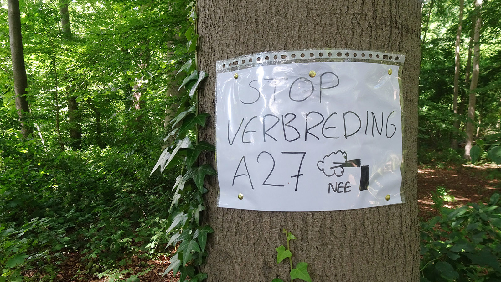 Stop verbreding - tekst op een boom in Amelisweerd