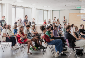 foto of the audience at waves vienna by alexander galler